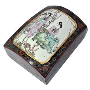 EXQUISITE CHINESE LACQUER BOX PORCELAIN COVER FAMILLE ROSE: THE EXQUISITE BOX IS LACQUERED AND THE COVER HAS A PORCELAIN INSERT DEPICTING LADIES IN A GARDEN. THE BOX IS 7.8 INCHES LONG, 5.9 INCHES WIDE AND 3.2 INCHES TALL. STANDS ARE FOR DISPLAY ONLY, NOT INCL