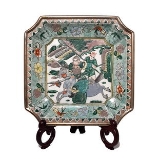 RARE ANTIQUE CHINESE VERTE PLATE GENERAL RED YUZHI KANGXI MARK: THE KANGXI FINELY ENAMELED FAMILLE VERTE, SQUARED BOWL/PLATE FEATURES A GENERAL ON HIS HORSE AND A FLAG BEARER. THE PLATE IS 7.75 INCHES WIDE. IT BEARS THE RARE RED YUZHI KANGXI MARK. STANDS ARE FOR D