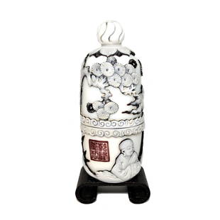 FINE CHINESE PEKING GLASS SNUFF BOTTLE ELDERS TREE DOME COVER QIANLONG SEAL: THE BEAUTIFULLY CARVED BOTTLE FEATURES ELDERS AND TREE IN 3 LAYERS OF GLASS. THE BOTTLE HAS A DOMED COVER AS WELL. IT BEARS A QIANLONG DATE SEAL. HEIGHT OF BOTTLE WITH DOME COVER IS 4 INCHES. STANDS