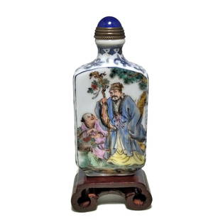 FINE ANTIQUE CHINESE PORCELAIN SNUFF BOTTLE YANGZHOU SCHOOL 18-19C QIANLONG MARK: THE VERY FINE CHINESE PORCELAIN SNUFF BOTTLE, DEPICTING ON ONE SIDE SHU LAO WITH CHILDREN AND ON THE OTHER SIDE A POEM. IT IS INSCRIBED AND BEAR THE QIANLONG DATE MARK. THE BOTTLE IS 3 INCHES TALL.