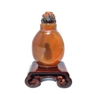 FINE ANTIQUE MINIATURE CHINESE AGATE SNUFF BOTTLE CARVED AMBER TOP 19TH C: THIS FINE, RARE MINIATURE CHINESE AGATE SNUFF BOTTLE DATES CIRCA THE 18-19TH CENTURY. THE FOOT IS CARVED IN OVAL FORM. THE LIP IS FLAT. THE RARE STOPPER IS CARVED OUT OF AMBER WITH MUCH DETAIL,INCLUDI