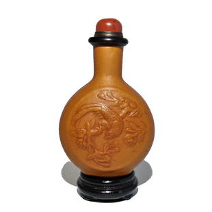 FABULOUS CHINESE SNUFF BOTTLE NATURAL MOULDED GOURD: THE EXQUISITE BOTTLE OF A NATURAL MOULDED GOURD, FEATURES BIRDS OF PARADISE AND FLOWERING TREES. THE BOTTLE BEARS A RED JASPER STOPPER AND IT COMES WITH A WOODEN STAND. SUCH BOTTLES WERE MADE BY CARVI
