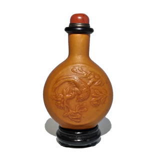 FABULOUS CHINESE SNUFF BOTTLE NATURAL MOULDED GOURD: THE EXQUISITE BOTTLE OF A NATURAL MOULDED GOURD, FEATURES BIRDS OF PARADISE AND FLOWERING TREES. THE BOTTLE BEARS A RED JASPER STOPPER AND IT COMES WITH A WOODEN STAND. SUCH BOTTLES WERE MADE BY