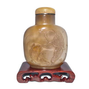 FINE LARGE CHINESE AGATE SNUFF BOTTLE CARVED BOTH SIDES KOI FISH BUTTERFLIES PEONY: THE FINE LARGE BOTTLE IS CARVED ON BOTH SIDES, USING THE LAYERS OF COLORS OF THE BANDED AGATE. THE BOTTLE FEATURES KOI FISH, BUTTERFLIES AND PEONY. IT IS VERY WELL HOLLOWED. THE LARGE BOTTLE HAS A WEL