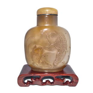 FINE LARGE CHINESE AGATE SNUFF BOTTLE CARVED BOTH SIDES KOI FISH BUTTERFLIES PEONY: THE FINE LARGE BOTTLE IS CARVED ON BOTH SIDES, USING THE LAYERS OF COLORS OF THE BANDED AGATE. THE BOTTLE FEATURES KOI FISH, BUTTERFLIES AND PEONY. IT IS VERY WELL HOLLOWED. THE LARGE BOTTLE HAS A