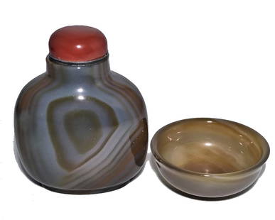 FABULOUS CHINESE BANDED AGATE SNUFF BOTTLE AND SNUFF DISH: THE EXQUISITELY CARVED AGATE SNUFF BOTTLE FEATURES A STUNNING LINE PATTERN. IT IS PAIRED WITH A CARVED AGATE SNUFF DISH. IT IS RARE TO FIND THE COMBINATION OF THE BOTTLE AND THE SNUFF DISH TOGETHER.