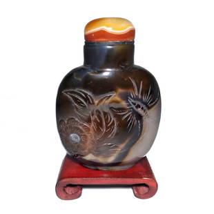 FINE LARGE CHINESE CARVED AGATE SNUFF BOTTLE CAT MOTH PEONY: THE RARE CHINESE BOTTLE IS CARVED ON BOTH SIDES, USING THE LAYERS OF COLORS OF THE BANDED AGATE. THE BOTTLE FEATURES A CAT, A PEONY AND A MOTH. IT IS VERY WELL HOLLOWED. THE LARGE BOTTLE HAS A WELL