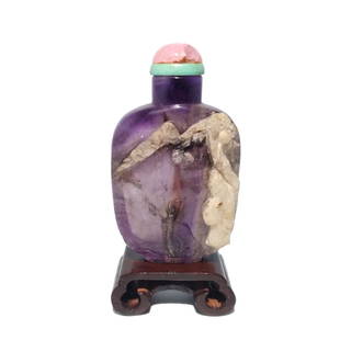 VERY FINE ANTIQUE CHINESE AMETHYST SNUFF BOTTLE ELDERS STORK 18-19 CENTURY: THE RARE ANTIQUE CHINESE SNUFF BOTTLE IS CARVED ON BOTH SIDES DEPICTING ELDERS AND PINE TREES AS WELL AS A STORK. THE CARVING UTILIZES THE NATURAL LAYERS OF THE AMETHYST QUARTZ TO CREATE CONTRAST AND