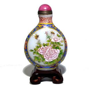 EXQUISITE CHINESE ENAMEL PEKING GLASS SNUFF BOTTLE BEES BUTTERFLIES: THE FINELY ENAMELED BOTTLE PEKING GLASS, FEATURES BEES, BUTTERFLIES AND FLORAL SCENES WITH MINUTE DETAIL. THE BOTTLE IS ALSO DECORATED IN FAMILLE ROSE STYLE ON BOTH SHOULDERS. BEARING A QIANLONG DATE