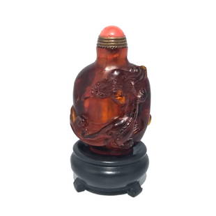 VERY FINE CHINESE ANTIQUE SNUFF BOTTLE CARVED NATURAL AMBER: THIS RARE CHINESE SNUFF BOTTLE IS SO FINELY CARVED OUT OF GENUINE, NATURAL AMBER (TESTED). THE CARVING IS IN HIGH RELIEF, WITH GREAT DETAIL AND SMOOTH, FLOWING LINES. IT DEPICTS TWO DRAGONS. THE FOOT