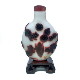 A FINELY CARVED ANTIQUE CHINESE PEKING SNUFF BOTTLE RABBIT RAT: THE FINE SNUFF BOTTLE IS WELL CARVED IN BROWN OVER MILK GLASS. IT DEPICTS FIGURES OF RABBITS AND RATS. IT IS 2.75 INCHES TALL. THE FOOT IS WELL DEFINED AND THE STOPPER BEARS AN AGATE CABOCHON. THESTAN