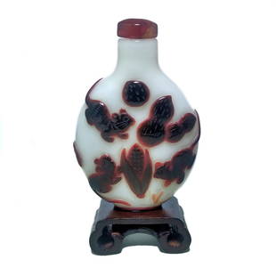 A FINELY CARVED ANTIQUE CHINESE PEKING SNUFF BOTTLE RABBIT RAT: THE FINE SNUFF BOTTLE IS WELL CARVED IN BROWN OVER MILK GLASS. IT DEPICTS FIGURES OF RABBITS AND RATS. IT IS 2.75 INCHES TALL. THE FOOT IS WELL DEFINED AND THE STOPPER BEARS AN AGATE CABOCHON.