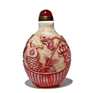 FINE CHINESE RARE PEKING GLASS SNUFF BOTTLE FISH BASKET: THE OUTSTANDING BOTTLE HAS SO MANY BEAUTIFUL FEATURES. THE COLOR COMBINATION OF RED AND WHITE IS LESS COMMON. THE WAVE DESIGN ON THE SIDES AND ON THE WHITE BACKGROUND ADDS SO MUCH BEAUTY AND ARTISTRY