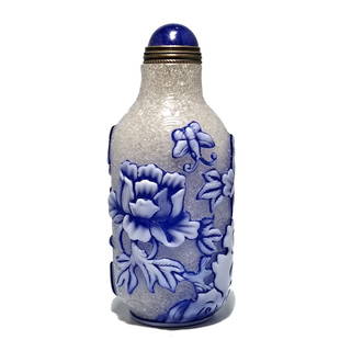 SUPERB CHINESE PEKING GLASS SNUFF BOTTLE BUTTERFLY BIRD PEONIES QIANLONG SEAL: THE VERY FINE BOTTLE DEPICTS A VERY WELL CARVED SCENE OF PEONIES, BIRD, BUTTERFLY AND OTHER DETAIL. THE BUBBLE INFUSED GLASS BACKGROUND IS WHITE. THE BOTTLE BEARS A CARVED QIANLONG SEAL. THIS IS A