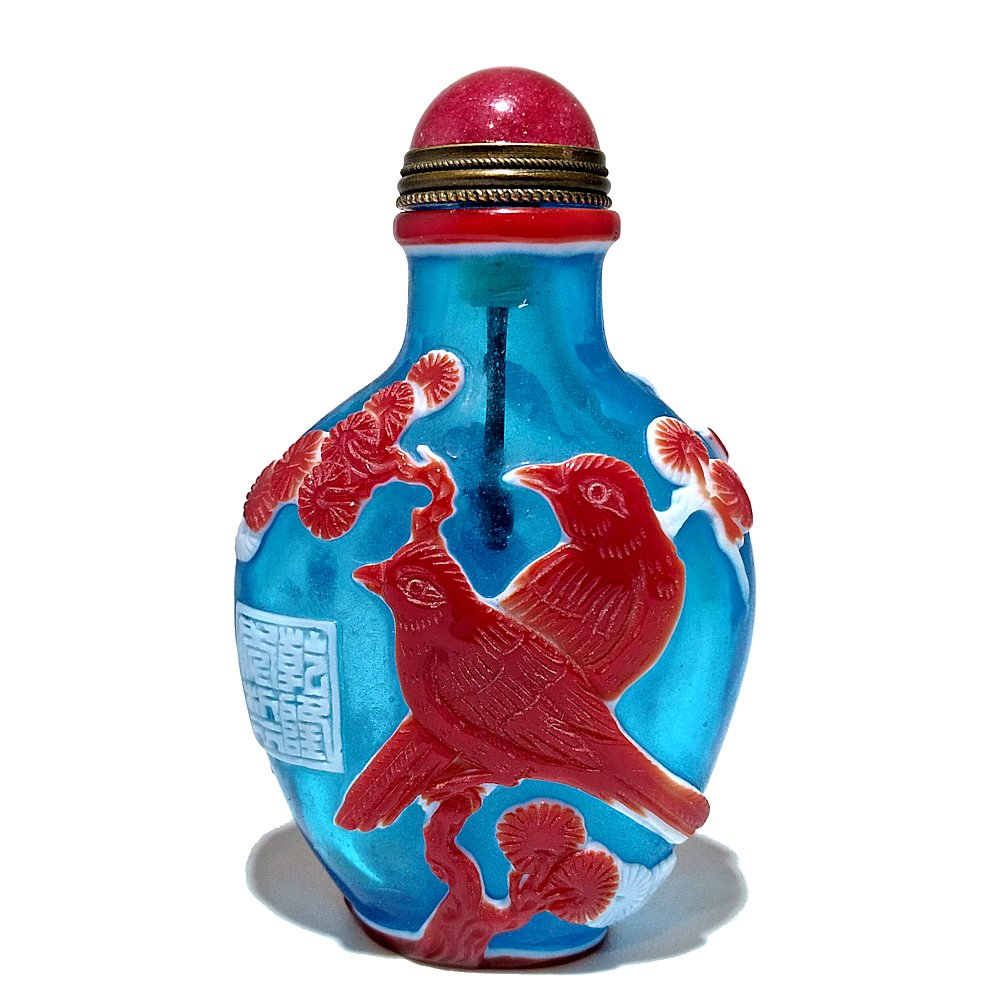 CHINESE SNUFF BOTTLE PARROT CARVED PEKING GLASS QIANLONG SEAL: THE EXQUISITELY CARVED BOTTLE DEPICTING PARROTS AND FOLLIAGE WITH GREAT DETAIL AND SKILL. 3 LAYERS OF COLORS ARE PRESENT: BLUE WHITE AND RED. THE BOTTLE BEARS A FINELY CARVED QIANLONG DATE SEAL. SIZE: