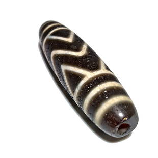 AN EXCELLENT SINO TIBETAN AGATE DZI BEAD WATER PATTERN 57MM: THE EXCELLENT, LARGE DZI BEAD FEATURES A WATER PATTERN. IT IS 57MM LONG AND FEATURES PITTING AND WEAR. PROPERTY OF A FLORIDA COLLECTOR. WE PROVIDE IN-HOUSE SHIPPING