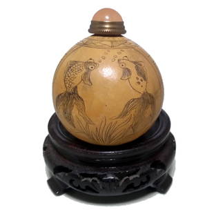 A RARE NATURAL GOURD SNUFF BOTTLE: THIS STUNNING BOTTLE IS BEAUTIFULLY ETCHED. IT BEARS A QUARTZ STOPPER. THE STAND IS INCLUDED.PROVENANCE: FLORIDA PRIVATE COLLECTOR.WE PROVIDE IN-HOUSE SHIPPING FOR YOUR CONVENIENCE. STANDS ARE FOR