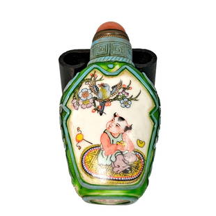 A FINELY ENAMELED AND CARVED GLASS SNUFF BOTTLE: THE OUTSTANDING BOTTLE IS BEAUTIFULLY HAND PAINTED AND CARVED. IT DEPICTS CHILDREN AT PLAY. THE BOTTLE IS SIGNED. IT IS 3.5 INCHES TALL. PROVENANCE: FLORIDA PRIVATE COLLECTOR.WE PROVIDE IN-HOUSE SHIPP