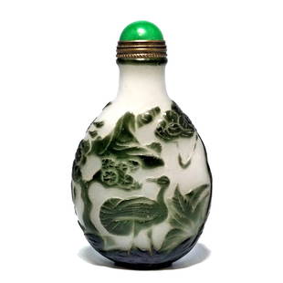 FINE ANTIQUE CHINESE 19C PEKING GLASS SNUFF BOTTLE GREEN WHITE STORKS: THE BOTTLE IS WELL CARVED, DEPICTING STORKS, PINE TREES, CLOUDS, MOUNTAINS LOTUS AND OTHER DETAIL. THE BOTTLE IS 3 INCHES TALL. ESTIMATED AGE CIRCA 19TH CENTURY. STANDS ARE FOR DISPLAY ONLY,