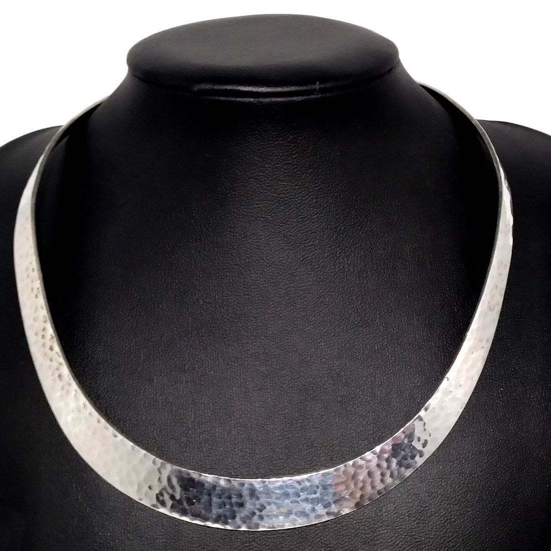 A STUNNING STERLING SILVER HAMMERED COLLAR NECKLACE: THE LOVELY NECKLACE IS MARKED 925 AND ALSO TESTED. IT IS STERLING SILVER AND WEIGHS38.20 GRAMS.