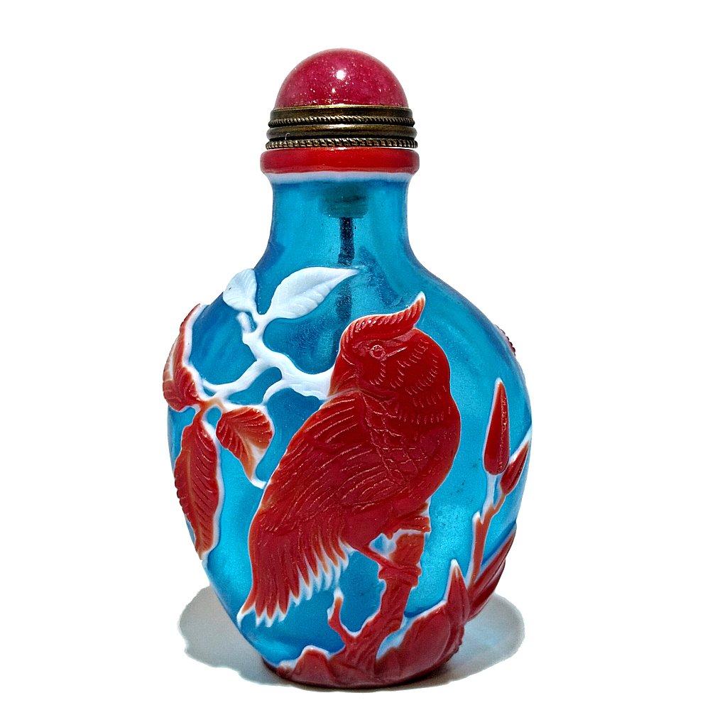 EXCELLENT CHINESE CARVED GLASS SNUFF BOTTLE PARROT: THE EXQUISITELY CARVED BOTTLE DEPICTING PARROTS AND FOLLIAGE WITH GREAT DETAIL AND SKILL. 3 LAYERS OF COLORS ARE PRESENT: BLUE WHITE AND RED. THE BOTTLE BEARS A FINELY CARVED QIANLONG DATE SEAL. SIZE: