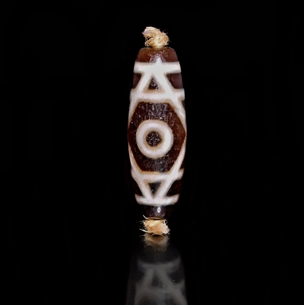 AN EXCELLENT SINO TIBETAN AGATE DZI BEAD 2 EYES 41MM (1 of 4)