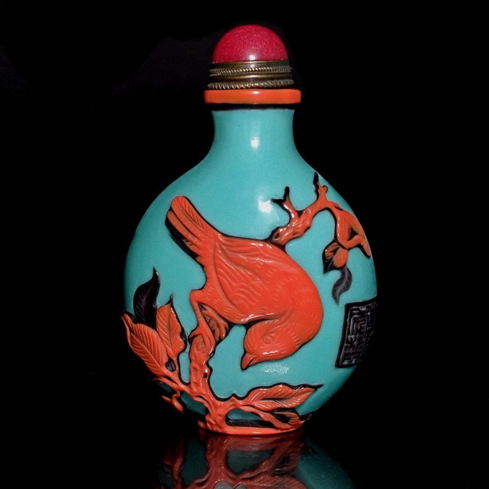 A RARE COLOR PEKING GLASS SNUFF BOTTLE QIANLONG MARK (1 of 8)