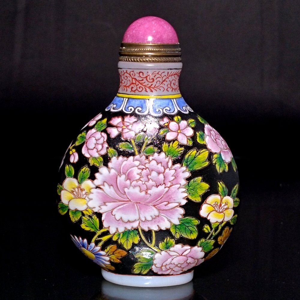 FINE CHINESE GLASS ENAMEL SNUFF BOTTLE FLORA FAMILLE NOIR QIANLONG MARK (1 of 8)