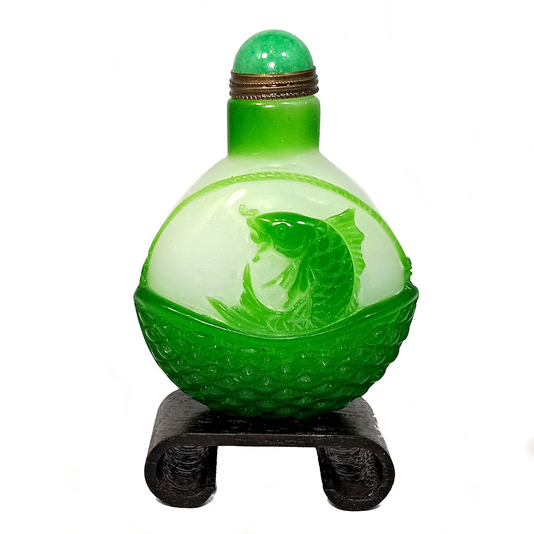 A STUNNING  CARVED GLASS CHINESE SNUFF BOTTLE (1 of 9)