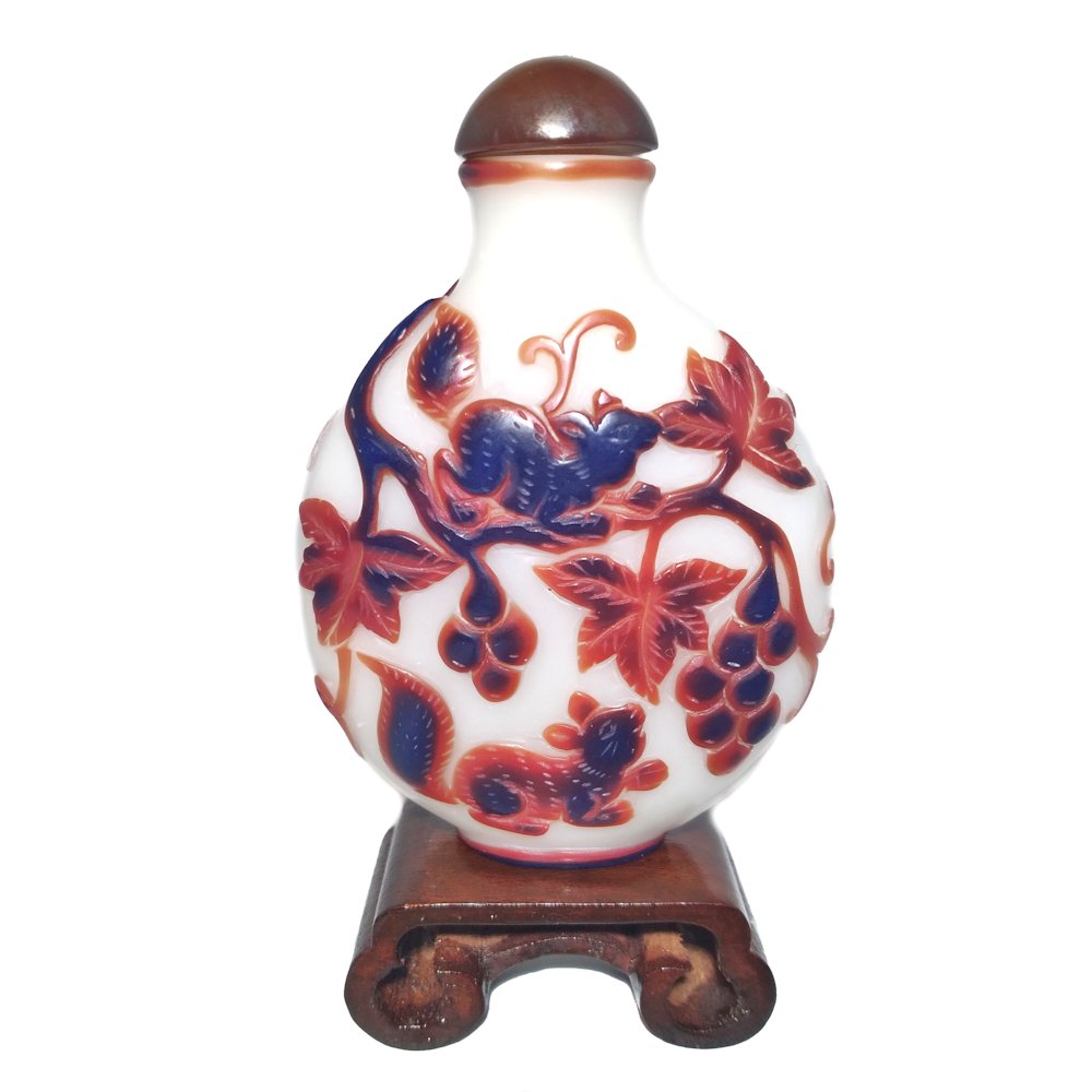 A FINE CHINESE PEKING GLASS SNUFF BOTTLE SQUIRRELS VINES GRAPES (1 of 9)