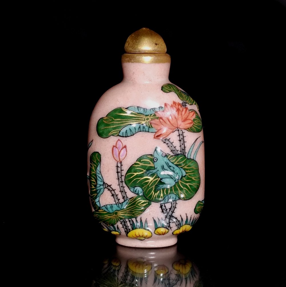 SUPERB CHINESE PORCELAIN SNUFF BOTTLE MOLDED ENAMELED QIANLONG MARK (1 of 8)