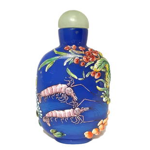 RARE MOLDED CHINESE ENAMELED BLUE GLASS SNUFF BOTTLE QIANLONG: THIS LOT FEATURES A RARE AND FINE CHINESE MOLDED ENAMELED BLUE PEKING GLASS SNUFF BOTTLE LOBSTER PATTERN. THE BOTTLE BEARS A QIANLONG MARK AND IS TOPPED WITH A CABOCHON JADE STOPPER. IT IS 3 INCHES TA
