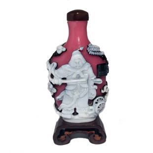 FINE CHINESE PEKING GLASS SNUFF BOTTLE WARRIOR GENERAL QIANLONG SEAL: THE FABULOUS AND RARE CHINESE SNUFF BOTTLE FEATURES A WARRIOR GENERAL WITH EXQUISITE DETAIL. THERE EVEN SEEMS TO BE A CANNON BY HIS SIDE. THE SHOULDERS OF THE BOTTLE ARE DECORATED WITH A PINE ANDAPRUN