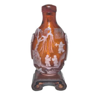 EXQUISITE CHINESE SIGNED PEKING GLASS SNUFF BOTTLE QIANLONG SEAL: THE VERY FINE CHINESE SNUFF BOTTLE IS SO WELL CARVED IN FLUID LINES IN WHITE OVER AMBER GLASS. IT FEATURES SCENES OF PEOPLE AND A MAN ON A DONKEY WITH MUCH SURROUNDING DETAIL. THE FOOT IS A WELL