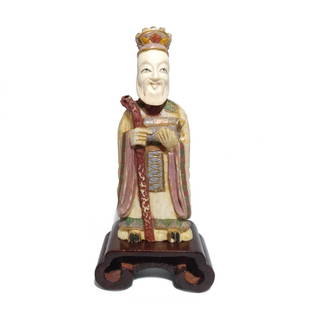 ANTIQUE CHINESE CARVED POLYCHROME SNUFF BOTTLE EMPEROR 19TH C: THIS LOT FEATURES A FINE ANTIQUE 19TH CENTURY CHINESE CARVED SNUFF BOTTLE. IT DEPICTS AN EMPEROR. THE BOTTLE IS IN FINE ANTIQUE CONDITION, STILL WITH THE ORIGINAL SPOON. IT IS 2.8 INCHES TALL. THIS