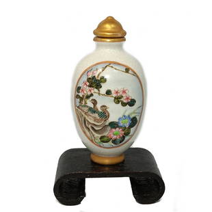 A VERY FINE CHINESE PORCELAIN SNUFF BOTTLE MANDARIN MALLARD DUCKS QIANLONG MARK: THE VERY FINE CHINESE PORCELAIN SNUFF BOTTLE IS SIGNED ON THE BOTTOM. IT DEPICTS MANDARIN AND MALLARD DUCKS AND FLORA. IT IS OF EXQUISITE QUALITY. THE BOTTLE IS 2.5 INCHES TALL. STANDS ARE FOR DISPLAY