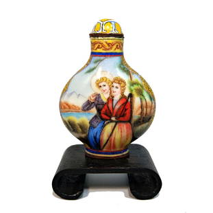 BEAUTIFUL CHINESE SNUFF BOTTLE EUROPEAN SUBJECT ENAMEL ON COPPER: THE BEAUTIFULLY ENAMELED CHINESE SNUFF BOTTLE DEPICTS EUROPEAN FIGURES WITH MUCH DETAIL. IT BEARS A DATE MARK. THE BOTTLE IS 2.5 INCHES TALL. PROVENANCE: FLORIDA PRIVATE COLLECTOR. WE PROVIDE IN-HOUSE