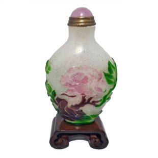 VERY FINE CHINESE 6 COLOR PEKING GLASS SNUFF BOTTLE PEONY LINGHZI: THE VERY FINE AND RARE CHINESE SNUFF BOTTLE IS CARVED IN 6 COLORS OF GLASS. THE DESIGN FEATURES PEONY, LINGHZI AND OTHER FLORA WITH MUCH SURROUNDING DETAIL. THE FOOT IS A WELL CARVED OVAL. THE BOTTLE