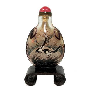 SUPERB CHINESE SIGNED SNUFF BOTTLE  AND INSIDE PAINTED BIRDS POEM: THIS IS A BEAUTIFULLY CARVED AND INSIDE CHINESE PAINTED SNUFF BOTTLE, IN TWO LAYERS OF GLASS. THE BOTTLE DEPICTS BIRDS,A POEM AND THE ARTIST'S SIGNATURE. THE SIDES ARE CARVED WITH BATS AND THE SHOU SY