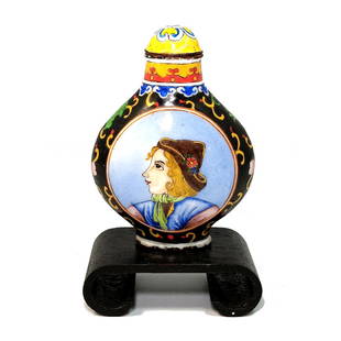 A FINE CHINESE SNUFF BOTTLE EUROPEAN SUBJECT ENAMEL ON COPPER QIANLONG MARK: THIS IS AN ENAMELED SNUFF BOTTLE WITH EUROPEAN SUBJECTS. IT IS 2.5 INCHES LONG. IT BEARS A QIANLONG MARK. PROVENANCE: PRIVATE FLORIDA COLLECTOR. WE PROVIDE IN-HOUSE SHIPPING FOR YOUR CONVENIENCE.