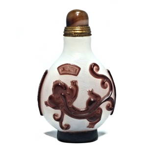 OUTSTANDING CHINESE CARVED PEKING GLASS SNUFF BOTTLE CHILUNG: THE OUTSTANDING CHINESE SNUFF BOTTLE IS CARVED IN COLORS OF LIGHT BROWN AND WHITE. THE CARVING IS EXCELLENT, DEPICTING TWO CHILUNG. THE BACKGROUND IS ENGRAVED WITH A WAVE PATTERN ALL AROUND. IT IS 2.7