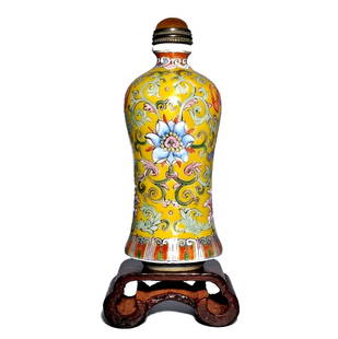 FABULOUS CHINESE FAMILLE ROSE PORCELAIN SNUFF BOTTLE QIANLONG MARK: THE FINELY ENAMELED BOTTLE FEATURES A FAMILLE ROSE PATTERN WITH GREAT DETAIL, ON YELLOW GROUND.THE BOTTLE IS ALSO DECORATED IN BLUE UNDER GLAZE AROUND THE FOOT. QIANLONG DATE MARK. IT IS 3INCHESTALL.