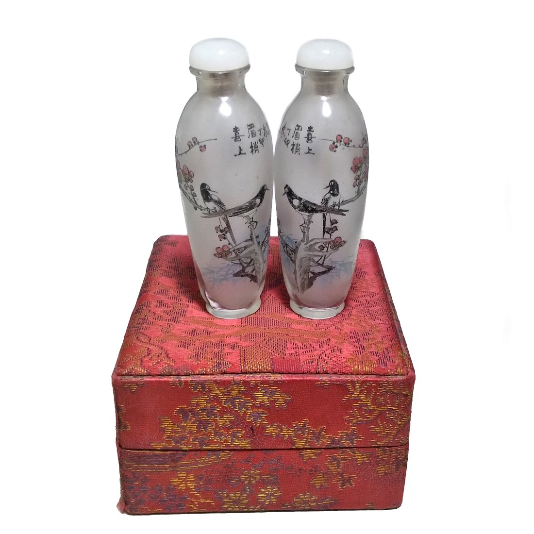 2 CHINESE PEKING GLASS SNUFF BOTTLES BIRDS FLOWER TREES: THE LOT FEATURES 2 FINE CHINESE SNUFF BOTTLES. SIZE 3.5 INCHES TALL EACH. THE BOTTLES FEATURES BIRDS AND FLOWER TREES ALL AROUND AND BEARS A POEM AND THE ARTIST SIGNATURES. STANDS ARE FOR DISPLAY ONLY