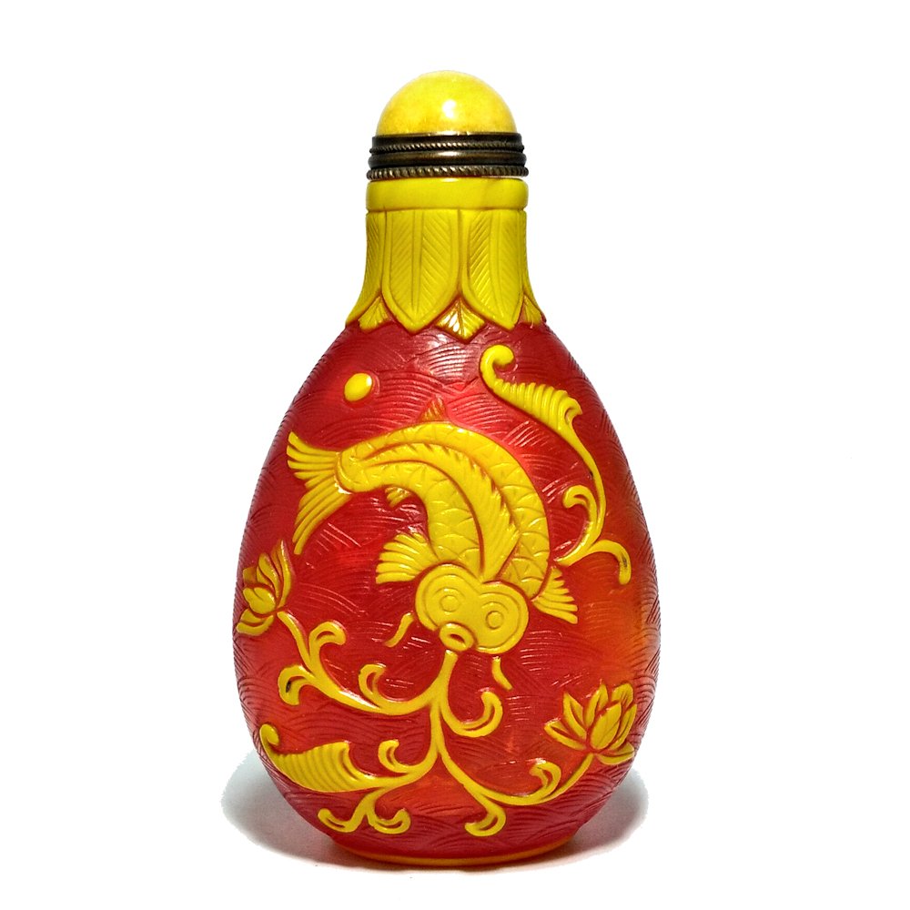 FINE CHINESE MAGNIFICENT PEKING GLASS SNUFF BOTTLE CARP VINES: THE CHINESE SNUFF BOTTLE IS CARVED IN YELLOW AND RED OVER CLEAR GLASS, A TOTAL OF THREE LAYERS. THE RED BACKGROUND IS ETCHED WITH WAVES. THE BOTTLE DEPICTS CARP AND VINES. IT HAS A WELL CARVED FOOT AN