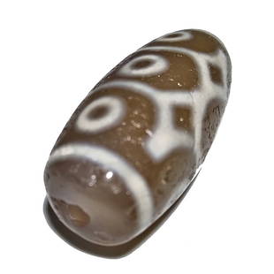 A FINE SINO-TIBETAN AGATE DZI BEAD 9 EYES: THE EXCELLENT SINO-TIBETAN UNUSUAL LIGHT COLOR AGATE DZI BEAD FEATURES A 9 EYES PATTERN. IT IS 41MM LONG AND FEATURES PATINA FROM AGE. PROVENANCE: PRIVATE FLORIDA COLLECTOR. WE PROVIDE IN-HOUSE