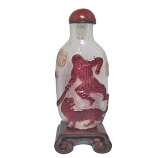 EXQUISITE ANTIQUE CHINESE SNUFF BOTTLE 18-19C YANGZHOU SCHOOL: THE SUPERB VERY RARE ANTIQUE CHINESE PEKING GLASS BOTTLE FEATURES MULTIPLE FIGURES OF WARRIORS AND A TIGER. IT IS CARVED SO VERY FINELY IN BROWN OVER BUBBLE INFUSED GLASS. THERE ARE MULTIPLES SEALS