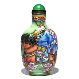 SUPERB CHINESE ENAMELED SNUFF BOTTLE HERO GENERAL ON HORSE KANGXI MARK: THE BEAUTIFULLY ENAMELED CHINESE PEKING GLASS BOTTLE FEATURING THE HERO GENERAL YUE FE ON ONE SIDE, AND HIS FLAG ON THE OTHER. HERE HE IS DEPICTED ON HIS HORSE WITH FINE DETAIL AND GREAT COLORS. IT