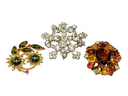 3 BEAUTIFUL MID-CENTURY VINTAGE PRONG SET RHINESTONE BROOCHES: THIS BEAUTIFUL LOT INCLUDES 3 STUNNING MID CENTURY PRONG SET RHINESTONE BROOCHES,2", 1.75", 2.25". WE PROVIDE IN-HOUSE SHIPPING.