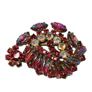 A BEAUTIFUL MID-CENTURY LARGE VINTAGE PRONG SET BROOCH RED AB: THIS BEAUTIFUL LOT INCLUDES 1 STUNNING LARGE MID CENTURY PRONG SET BROOCH WITH CARVED GLASS LEAVES IN RED AURORA BOREALIS. 2.5" LONG. WE PROVIDE IN-HOUSE SHIPPING.