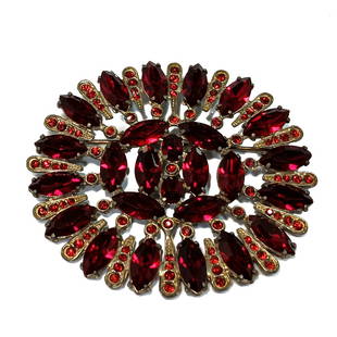 A FANTASTIC LARGE RED VINTAGE PRONG SET BROOCH POT METAL: THIS BEAUTIFUL LOT INCLUDES 1 STUNNING HUGE 1930S PRONG SET RED BROOCH . THE BROOCH IS 3" WIDE. WE PROVIDE IN-HOUSE SHIPPING.